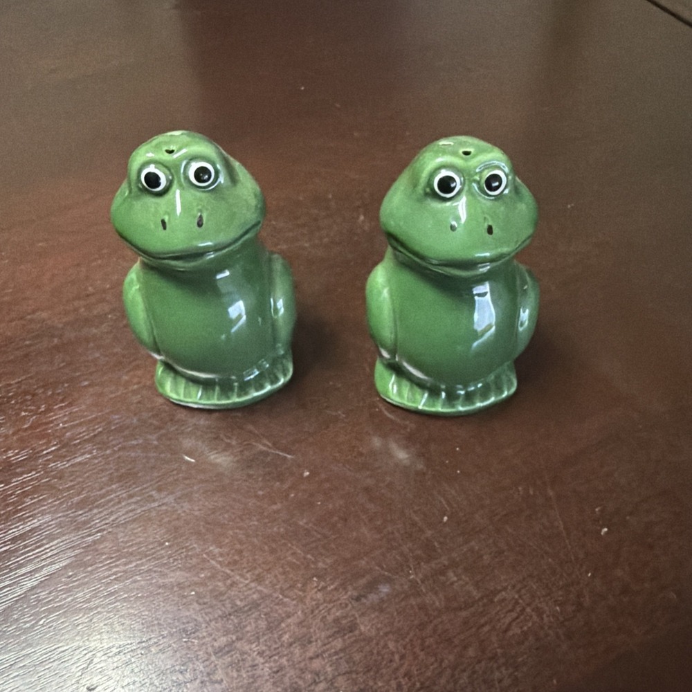Green Frog Ceramic Salt & Pepper Shakers Set, 2-Piece Novelty Animal